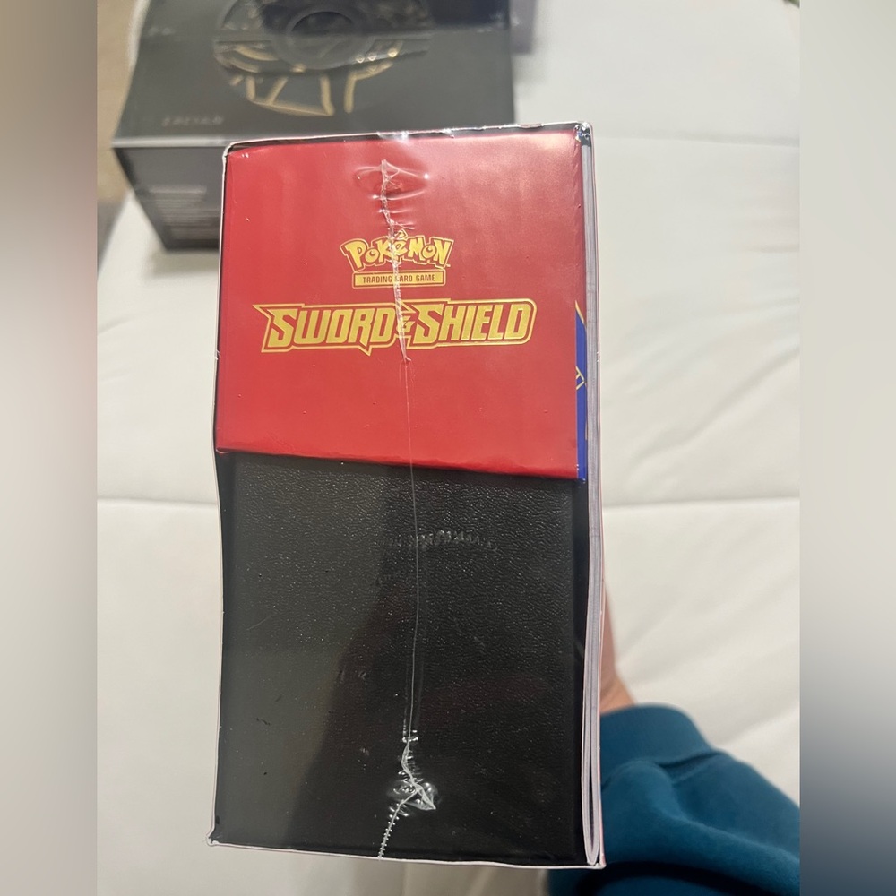 Pokemon Sword & Shield Elite Trainer Box - Picture 2 of 4